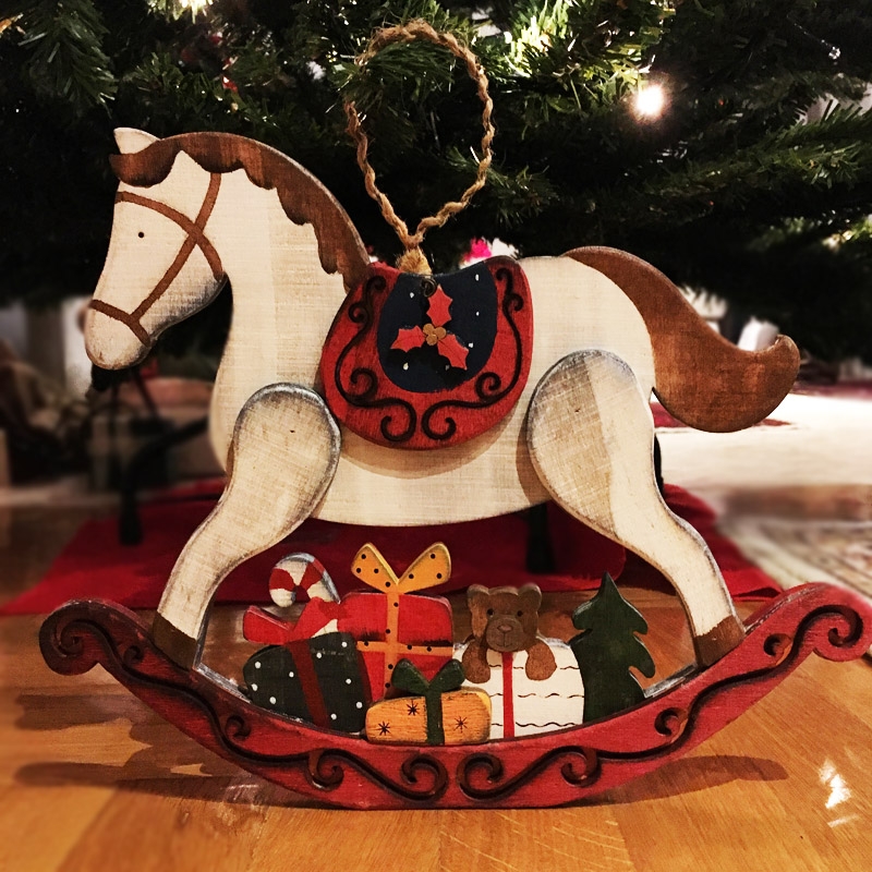 Χριστουγεννιάτικο κρεμαστό άλογο με δώρα - 26 εκ.