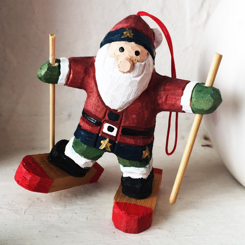Ξύλινο κρεμαστό στολίδι Άγιος Βασίλης με σκι